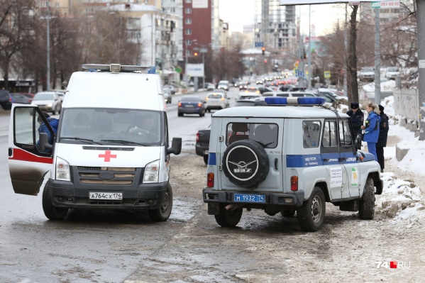 Скорая увезла с места конфликта одного пострадавшего, второго друзья доставили в больницу сами Скорая увезла с места конфликта одного пострадавшего, второго друзья доставили в больницу сами