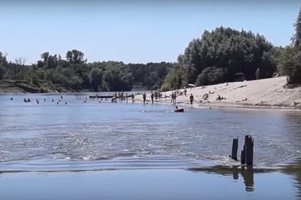 У городского пляжа сильное течение и много глубоких ям У городского пляжа сильное течение и много глубоких ям