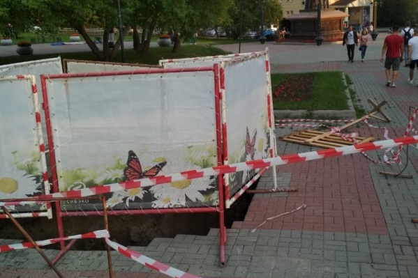 Яма образовалась из-за повреждения теплотрассы Яма образовалась из-за повреждения теплотрассы