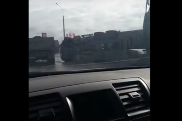 В аварии пострадал водитель опрокинувшегося грузовика: у него подозрение на сотрясение мозга В аварии пострадал водитель опрокинувшегося грузовика: у него подозрение на сотрясение мозга
