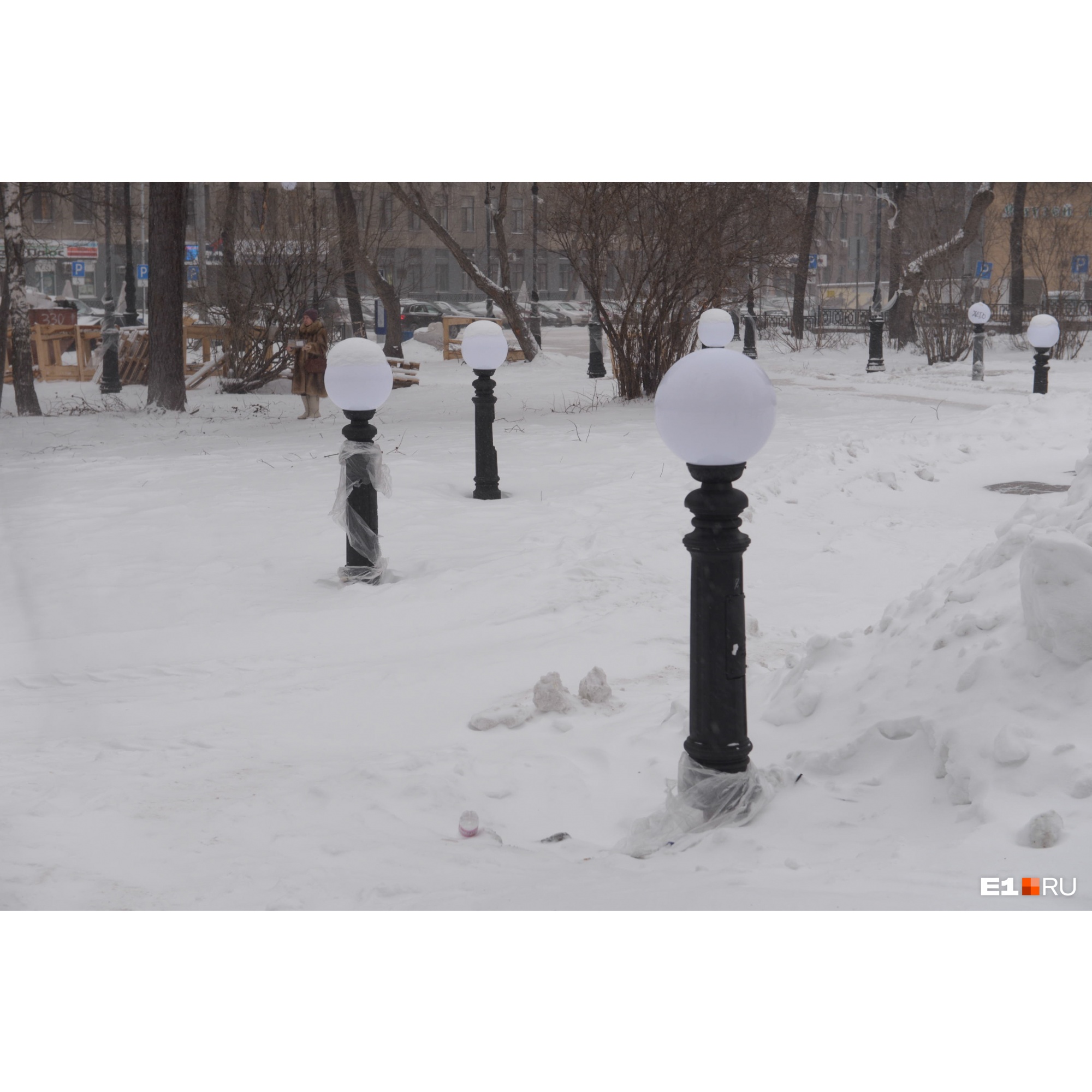В сквере обещали установить 44 скамейки и столько же урн В сквере обещали установить 44 скамейки и столько же урн