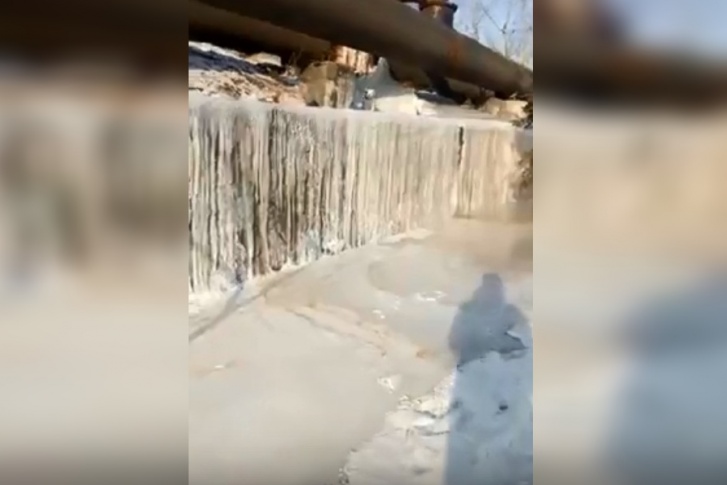 Такая наледь образовалась на стенах, тротуар стал скользким Такая наледь образовалась на стенах, тротуар стал скользким