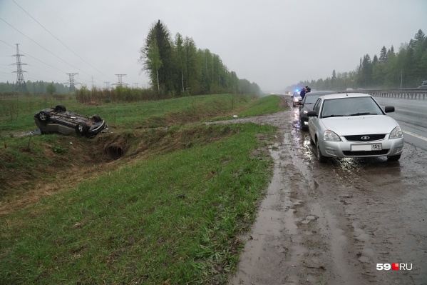 Автомобиль вылетел далеко за пределы трассы Автомобиль вылетел далеко за пределы трассы