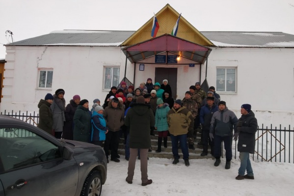 Жители деревни собрались на сход Жители деревни собрались на сход