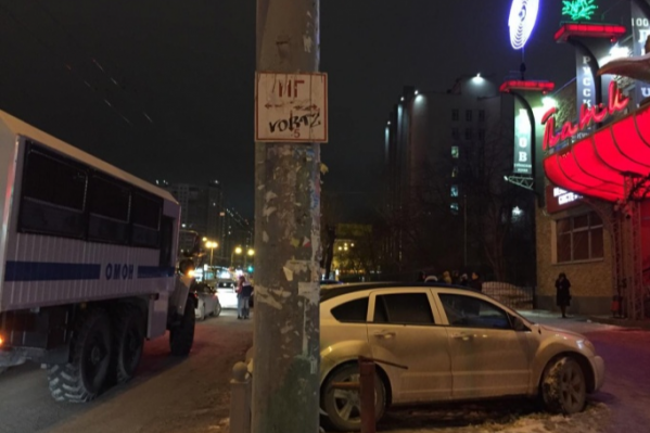 ОМОН около одного из клубов на Щорса ОМОН около одного из клубов на Щорса