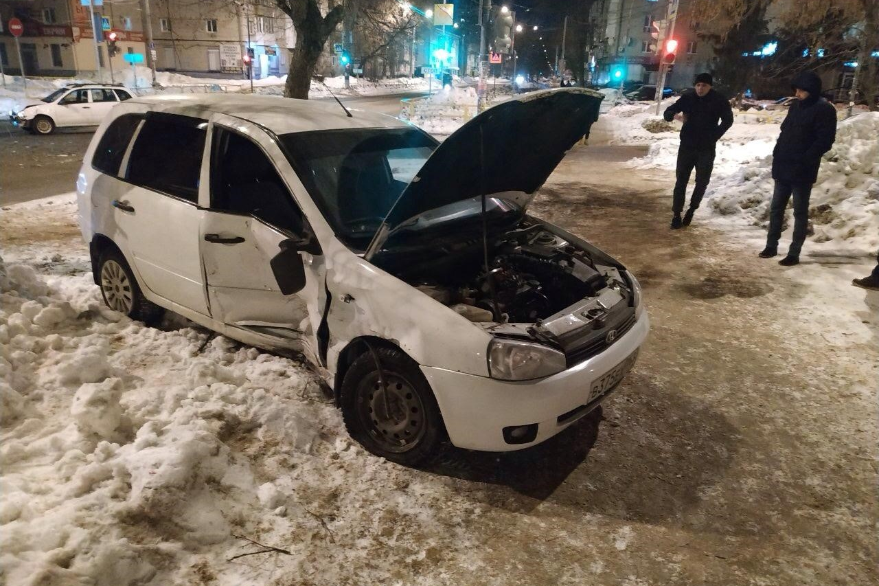 Новости тольятти сегодня последние свежие. Лада Калина авария Тольятти 2022. Лада Калина белая.