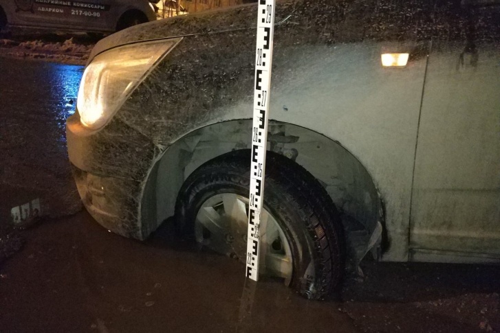 Провал оказался глубиной более 20 см и шириной в 108 см Провал оказался глубиной более 20 см и шириной в 108 см