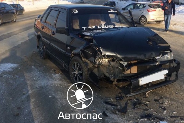 Водитель ВАЗа попытался остановиться, когда увидел поворачивающую KIA Водитель ВАЗа попытался остановиться, когда увидел поворачивающую KIA