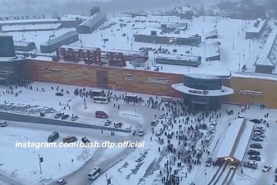 По словам очевидцев, множество людей стоят перед входом в ТЦ прямо сейчас По словам очевидцев, множество людей стоят перед входом в ТЦ прямо сейчас