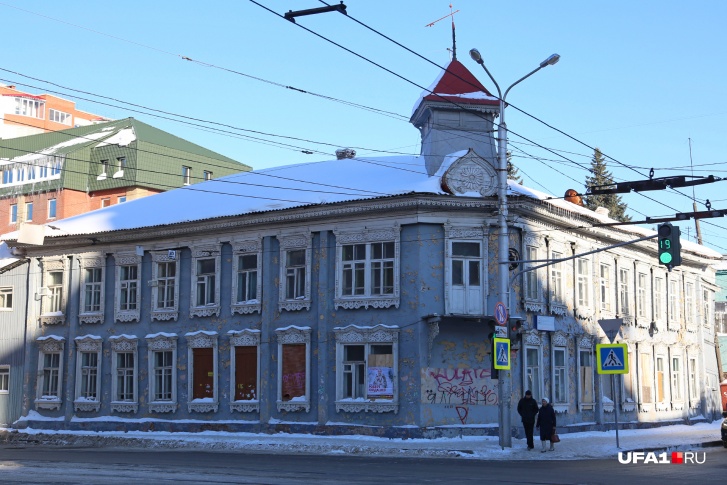 Усадьба находится на перекрестке улиц Коммунистической и Аксакова