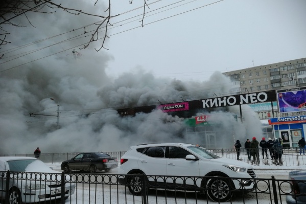 Дым стелился далеко по проезжей части Дым стелился далеко по проезжей части