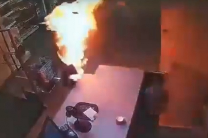 Стоп-кадр видео: охваченная огнем женщина выбегает из подсобного помещения Стоп-кадр видео: охваченная огнем женщина выбегает из подсобного помещения