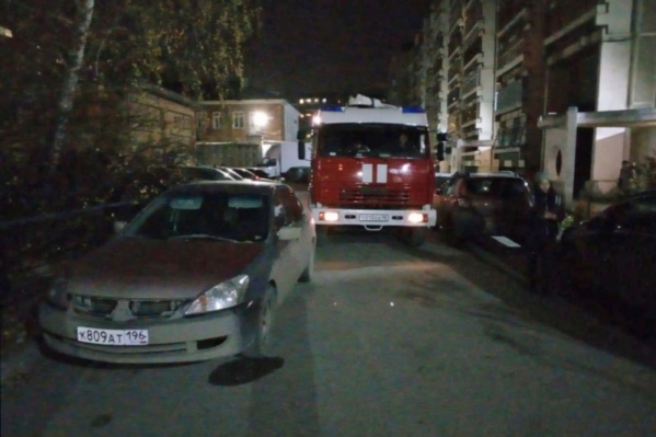 Спасатели не могут добраться до горящих домов по заставленным машинами дворам Спасатели не могут добраться до горящих домов по заставленным машинами дворам