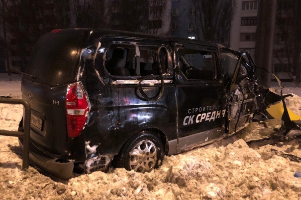 Микроавтобус вынесло в сугроб Микроавтобус вынесло в сугроб