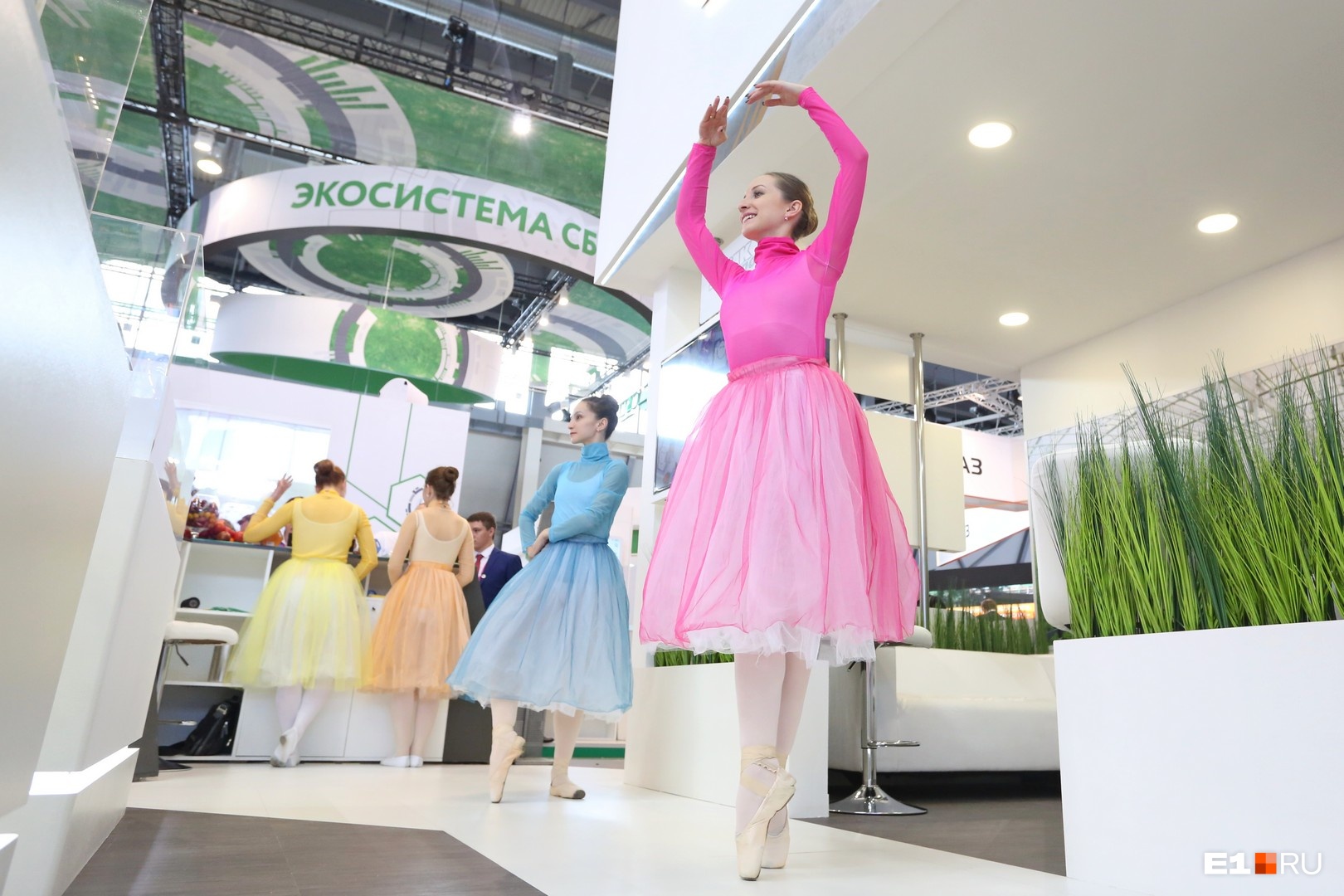 Девушки застывают в эффектных позах, чтобы гости выставки могли на них полюбоваться Девушки застывают в эффектных позах, чтобы гости выставки могли на них полюбоваться