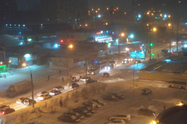 Так выглядит движение на Комсомольской недалеко от нового светофора в 7 утра Так выглядит движение на Комсомольской недалеко от нового светофора в 7 утра
