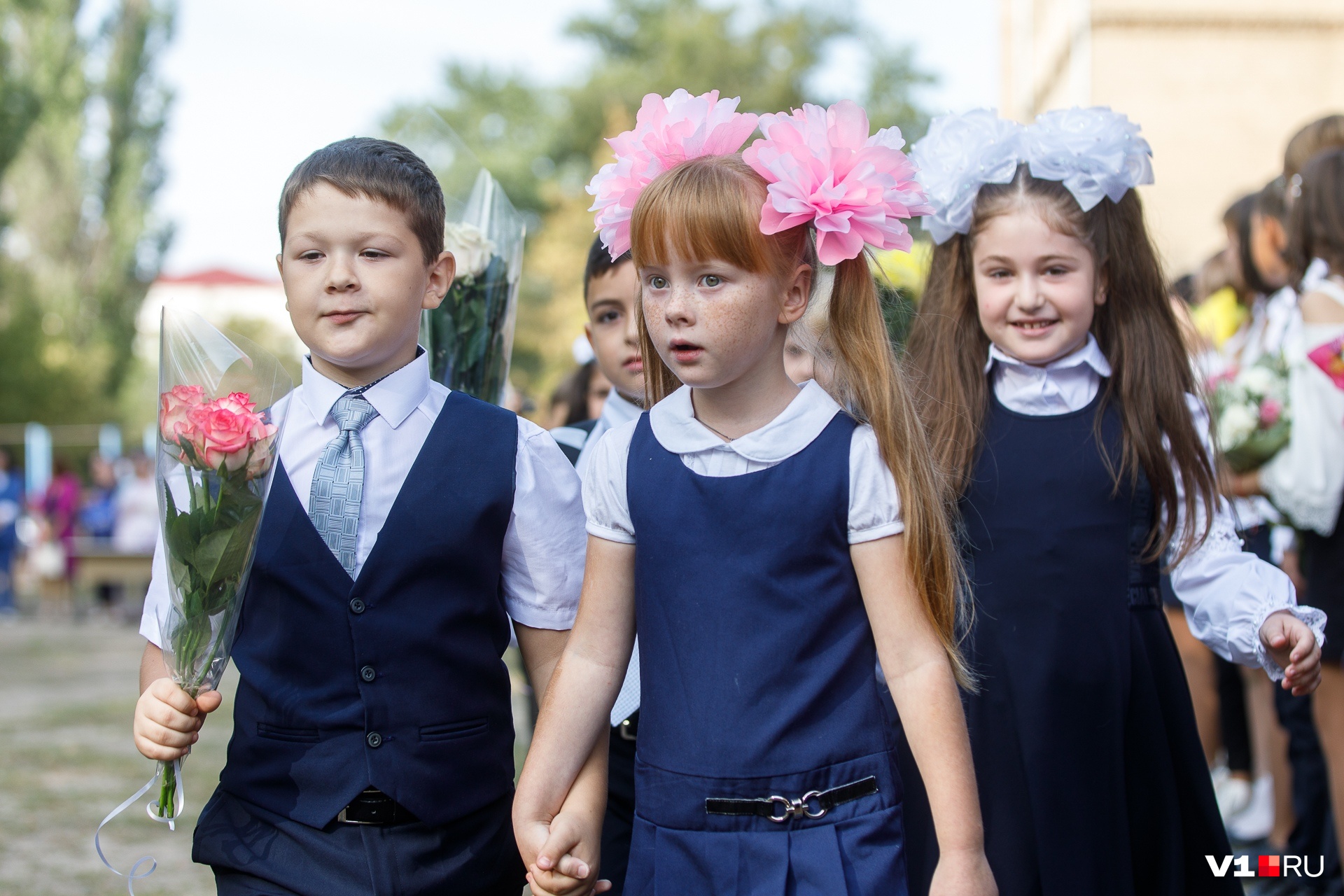 В первый пошел: смотрим эмоциональные фотографии со школьных линеек в Волгограде