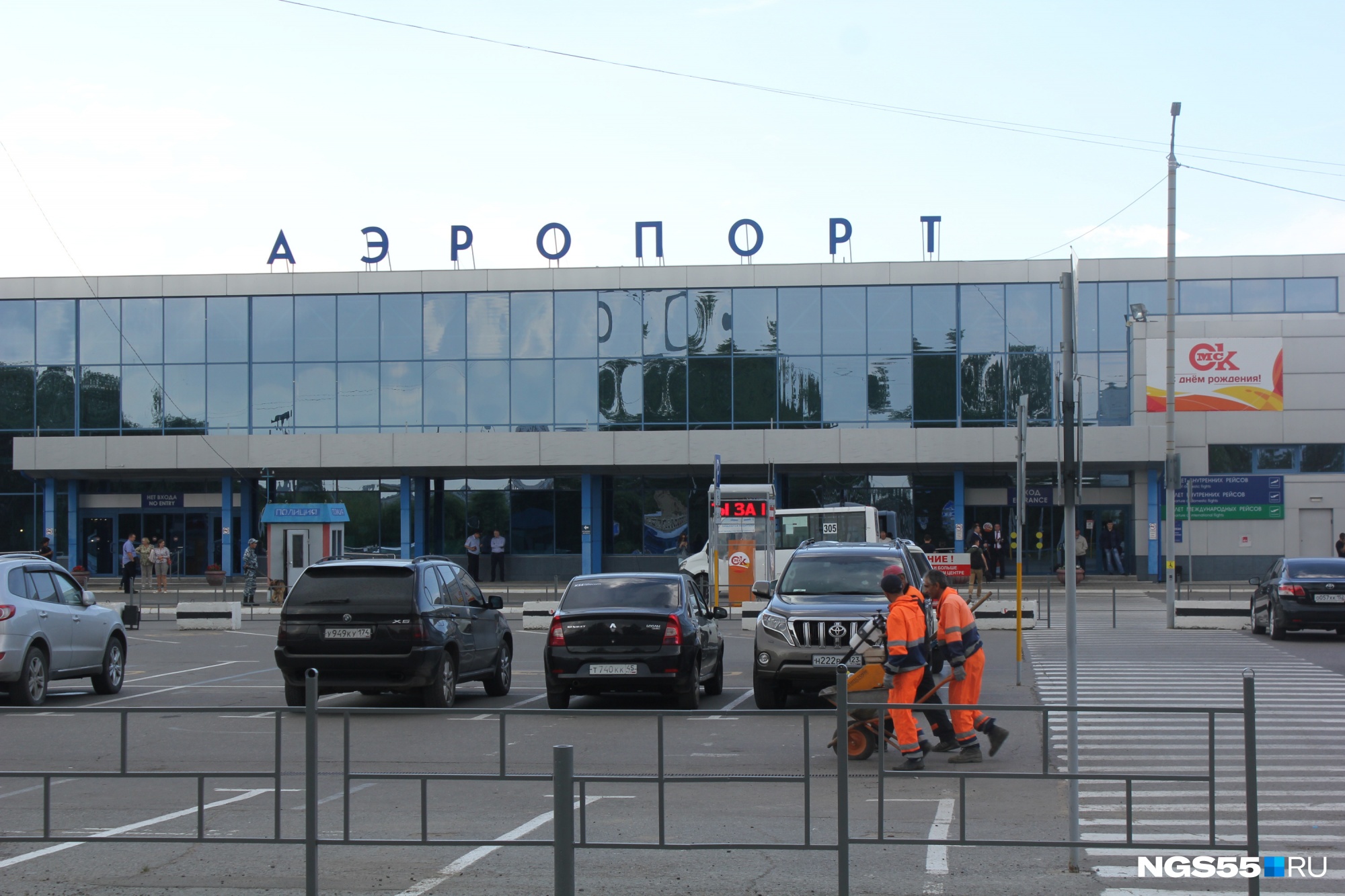 Омский аэропорт решил отремонтировать свою стоянку для автомобилей