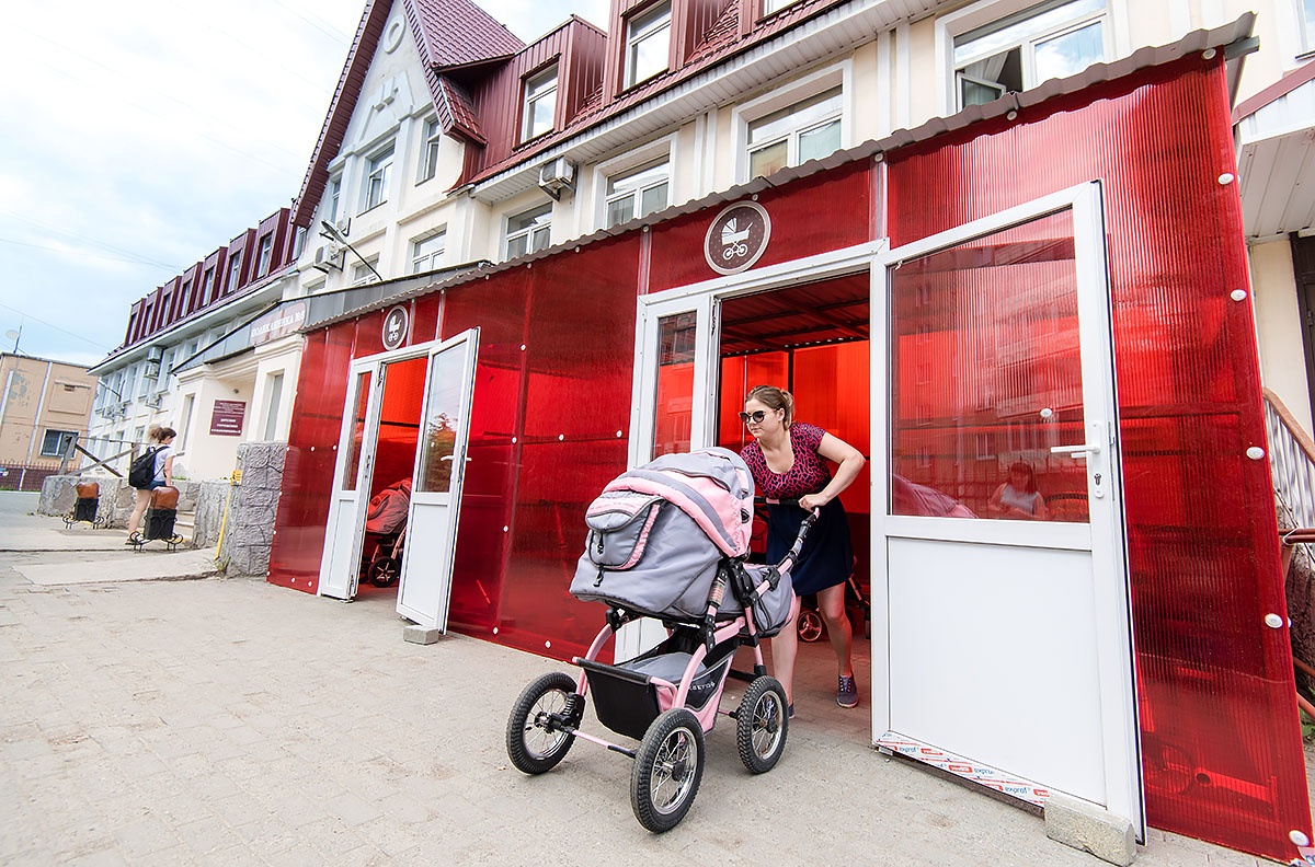 «Подумали, что курилка»: первая в Челябинске детская поликлиника обзавелась колясочной