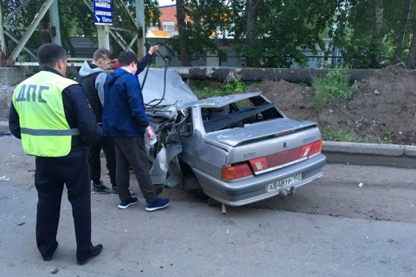 Машину подняли, видно, что удар был сильный Машину подняли, видно, что удар был сильный