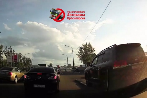 Водитель «Крузера» решил объехать пробку по тротуару Водитель «Крузера» решил объехать пробку по тротуару