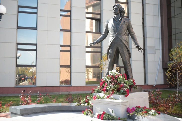 Памятник находится возле Института искусств Памятник находится возле Института искусств
