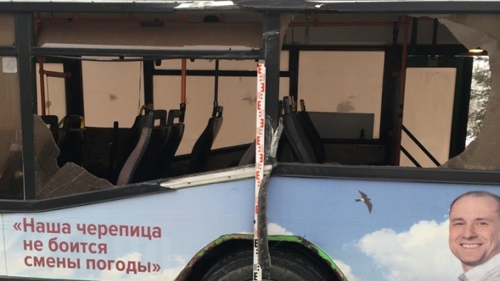 В Перми фура врезалась в пассажирский автобус: пострадала 18-летняя девушка