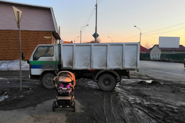 Грузовик перегородил дорогу всем пешеходам Грузовик перегородил дорогу всем пешеходам