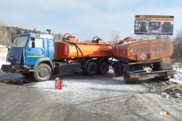 От удара с ГАЗелью КамАЗ развернуло От удара с ГАЗелью КамАЗ развернуло