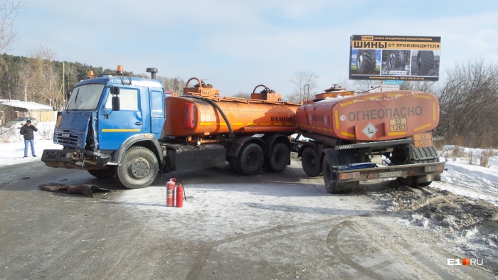 От удара с ГАЗелью КамАЗ развернуло От удара с ГАЗелью КамАЗ развернуло