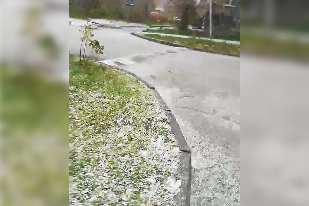 Видео града в новосибирске. Град в Новосибирске. Град в Новосибирске вчера. Град мелкий на асфальте. Град в Новосибирске на пляже.