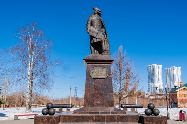 По логике чиновников, в заключительный документ по публичным слушаниям о сквере «Разгуляй» могли попасть голоса лишь проживающих на территории самого сквера. Но такой лишь один — господин Татищев. И то лишь памятник По логике чиновников, в заключительный документ по публичным слушаниям о сквере «Разгуляй» могли попасть голоса лишь проживающих на территории самого сквера. Но такой лишь один — господин Татищев. И то лишь памятник