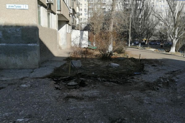 Рабочие уже убрали бордюры и готовятся менять дорожное покрытие Рабочие уже убрали бордюры и готовятся менять дорожное покрытие