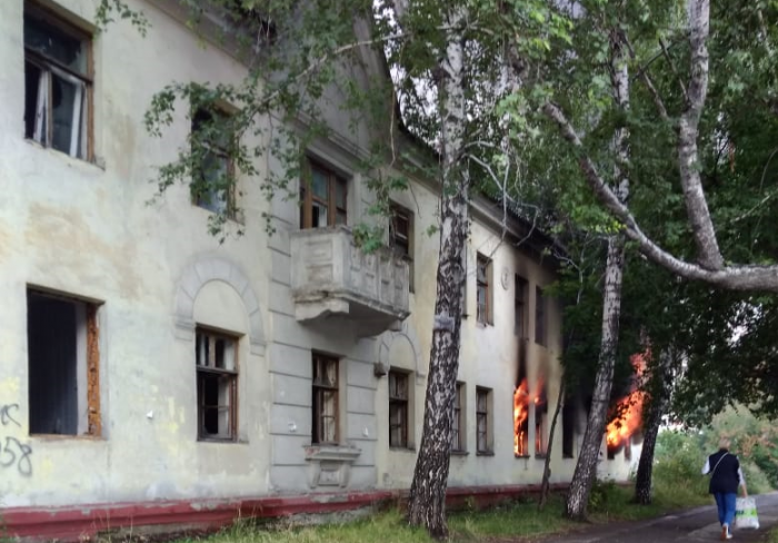 Пожар произошёл в заброшенном здании Пожар произошёл в заброшенном здании
