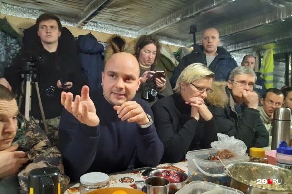 Гости говорили, что приехали на Шиес с лучшими побуждениями. В том числе с тем, чтобы помочь местным активистам «поднять ставки» в борьбе и предложить своих кандидатов на выборах в Госдуму в 2021 году Гости говорили, что приехали на Шиес с лучшими побуждениями. В том числе с тем, чтобы помочь местным активистам «поднять ставки» в борьбе и предложить своих кандидатов на выборах в Госдуму в 2021 году