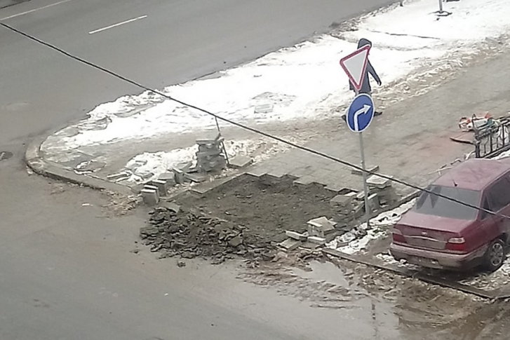 Здесь лежала новая тротуарная плитка Здесь лежала новая тротуарная плитка