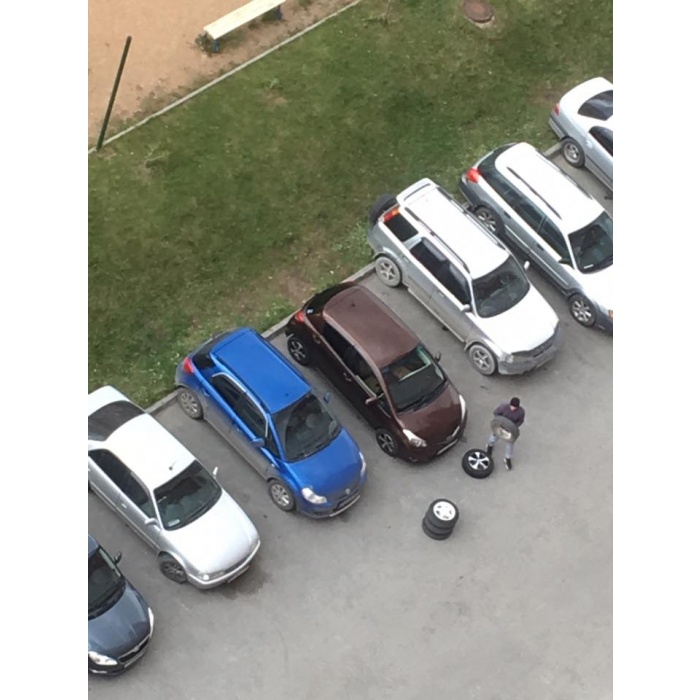 Новосибирцы кинулись менять летнюю резину на зимнюю в связи с обещанными на неделе заморозками Новосибирцы кинулись менять летнюю резину на зимнюю в связи с обещанными на неделе заморозками