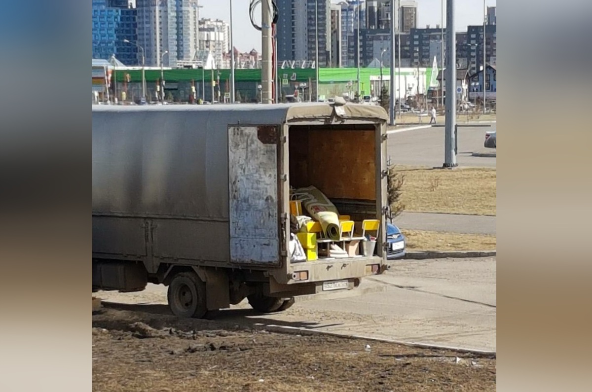 со двора съезжает