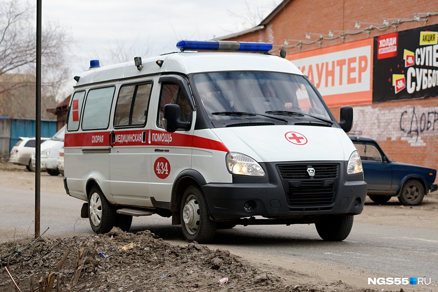 17-летнюю девушку насмерть сбили на трассе в Омской области