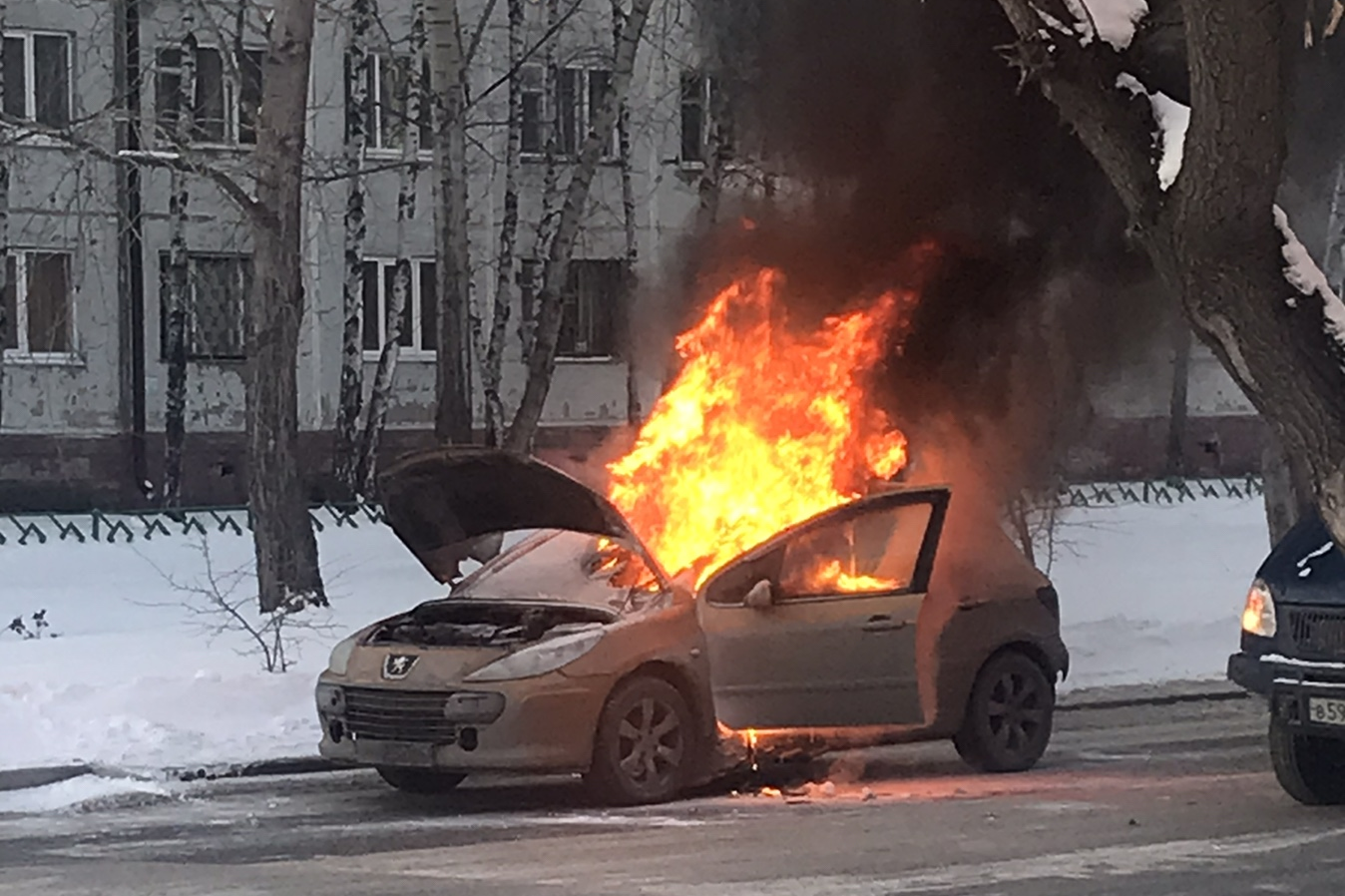 Машинка не горит. Горит автомобиль зимой.