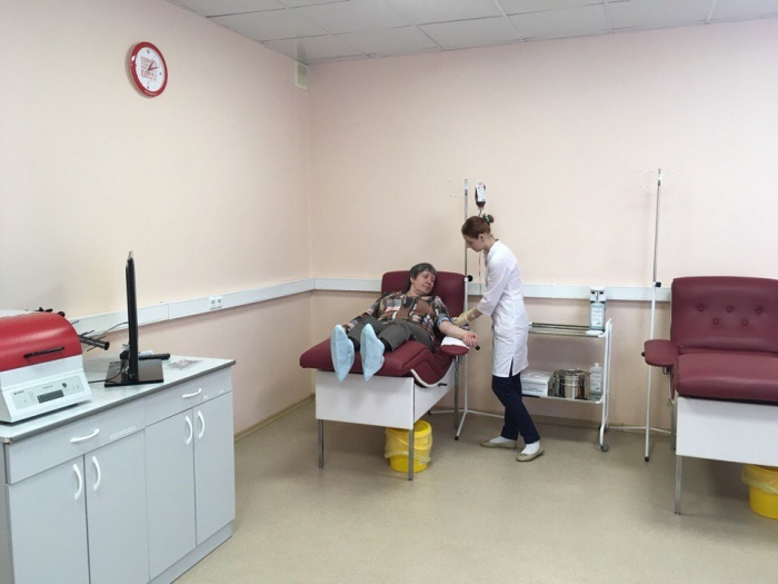 В новом дневном стационаре пациентам переливают компоненты крови. Больные находятся здесь по 4–5 часов В новом дневном стационаре пациентам переливают компоненты крови. Больные находятся здесь по 4–5 часов