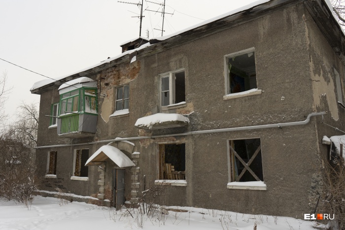 Понять, какая квартира в доме осталась жилой, довольно несложно Понять, какая квартира в доме осталась жилой, довольно несложно