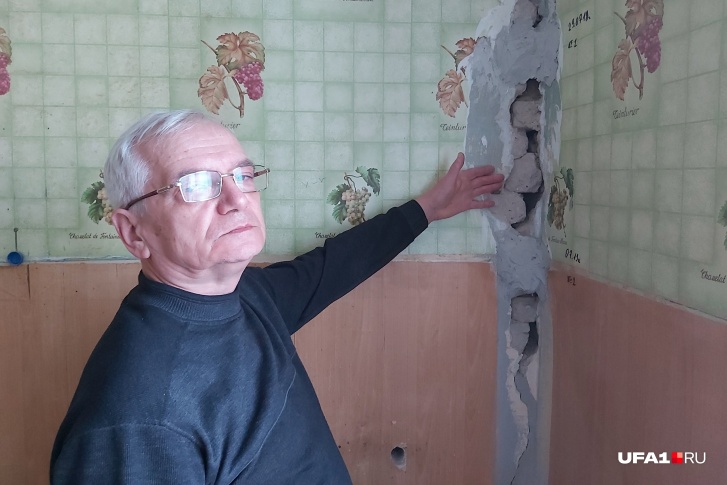 Владимир планировал ремонт сразу после покупки квартиры, но от идеи отказался — стены просто сыпятся от любого прикосновения Владимир планировал ремонт сразу после покупки квартиры, но от идеи отказался — стены просто сыпятся от любого прикосновения