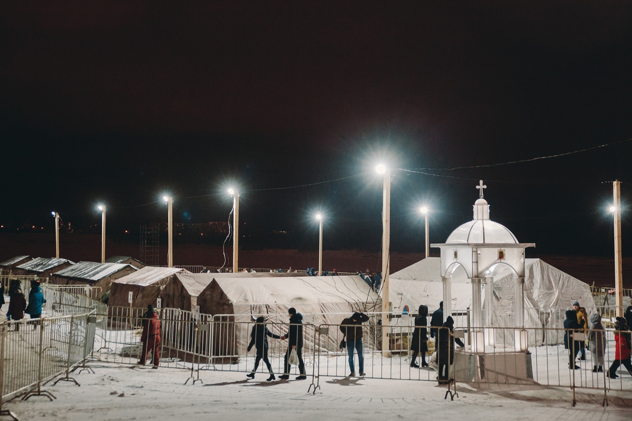 Сказать, что в Заречном парке у Туры было многолюдно, нельзя, особенно немного желающих окунуться было около десяти вечера. Но чем ближе было к полуночи, тем больше людей приезжали к купелям Сказать, что в Заречном парке у Туры было многолюдно, нельзя, особенно немного желающих окунуться было около десяти вечера. Но чем ближе было к полуночи, тем больше людей приезжали к купелям
