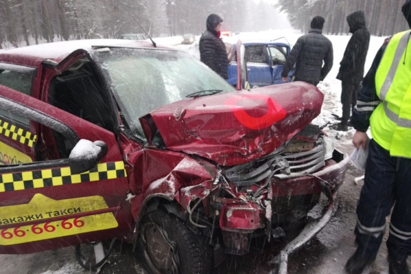 В ДТП попал автомобиль такси «Максим» В ДТП попал автомобиль такси «Максим»