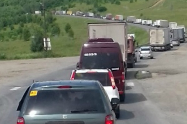 Возле Сима автомобили собрались в пробку, люди сидят в машинах на самом солнцепёке<br> Возле Сима автомобили собрались в пробку, люди сидят в машинах на самом солнцепёке<br>