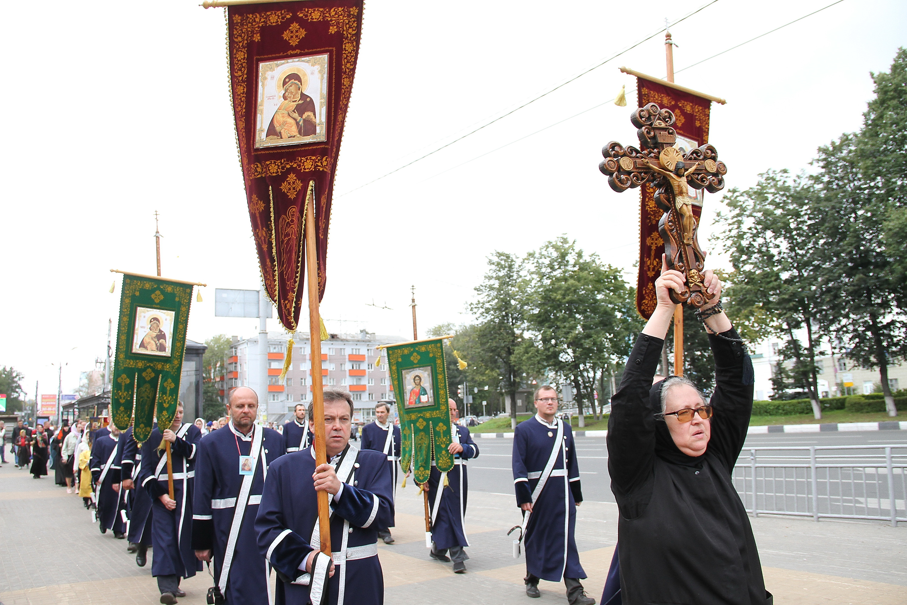 Нижегородцы прошли крестным ходом с иконой, которая помогает от болезней и мыслей о самоубийстве