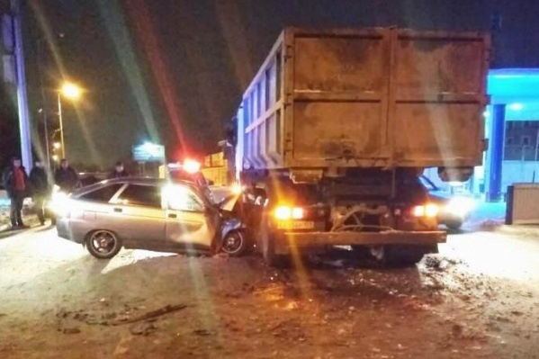 Столкновение легковушки и грузовика было сильным, водитель ВАЗ погиб на месте от полученных травм Столкновение легковушки и грузовика было сильным, водитель ВАЗ погиб на месте от полученных травм