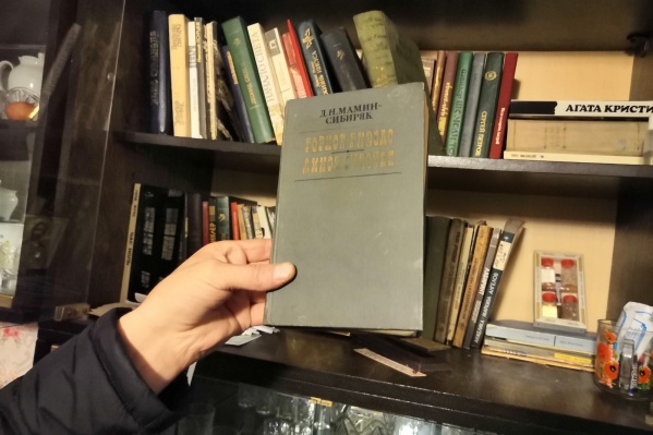 Мужчины нашли все сбережения пенсионерки в книге и похитили их, оставив женщину в квартире Мужчины нашли все сбережения пенсионерки в книге и похитили их, оставив женщину в квартире 