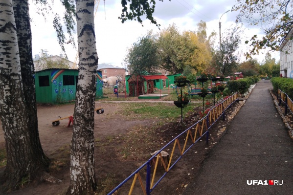 На этой детской площадке Руслан обычно гулял вместе с мамой Альбиной. Последний раз соседи видели их во дворе еще в июле На этой детской площадке Руслан обычно гулял вместе с мамой Альбиной. Последний раз соседи видели их во дворе еще в июле